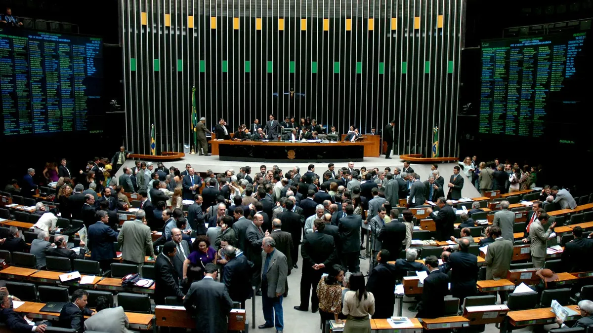 Aava faz 123 mil votos e fica fora em Goiás