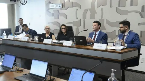 Eleitor vota em dois candidatos distintos ao Senado neste domingo
