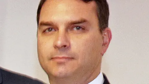 Flavio Bolsonaro faz 56.104.279 votos e disputa 2º turno com Lula